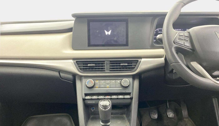 2022 Mahindra XUV700 MX P MT 5 STR, Petrol, Manual, 10,908 km, Air Conditioner