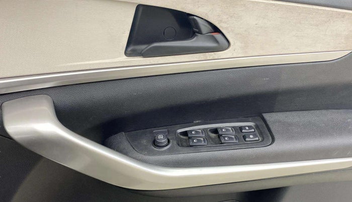 2022 Mahindra XUV700 MX P MT 5 STR, Petrol, Manual, 10,908 km, Driver Side Door Panels Control