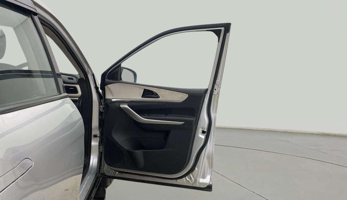 2022 Mahindra XUV700 MX P MT 5 STR, Petrol, Manual, 10,908 km, RHS Front Door