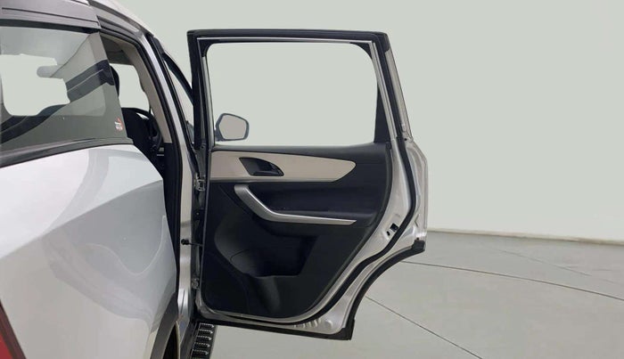 2022 Mahindra XUV700 MX P MT 5 STR, Petrol, Manual, 10,908 km, RHS Rear Door
