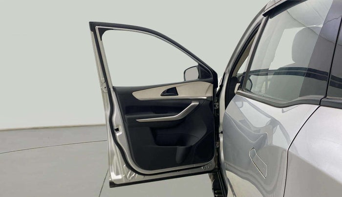 2022 Mahindra XUV700 MX P MT 5 STR, Petrol, Manual, 10,908 km, LHS Front Door