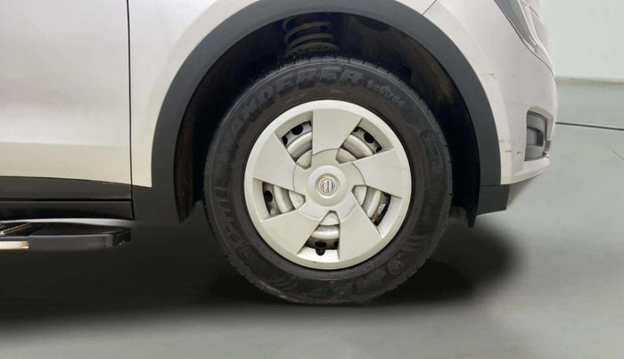 2022 Mahindra XUV700 MX P MT 5 STR, Petrol, Manual, 10,908 km, Right Front Wheel