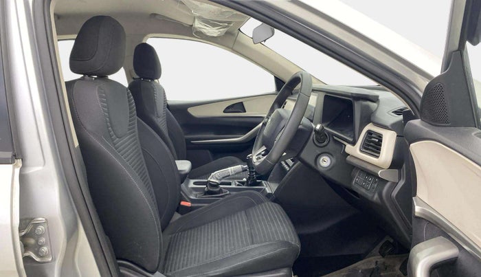 2022 Mahindra XUV700 MX P MT 5 STR, Petrol, Manual, 10,908 km, Right Side Front Door Cabin