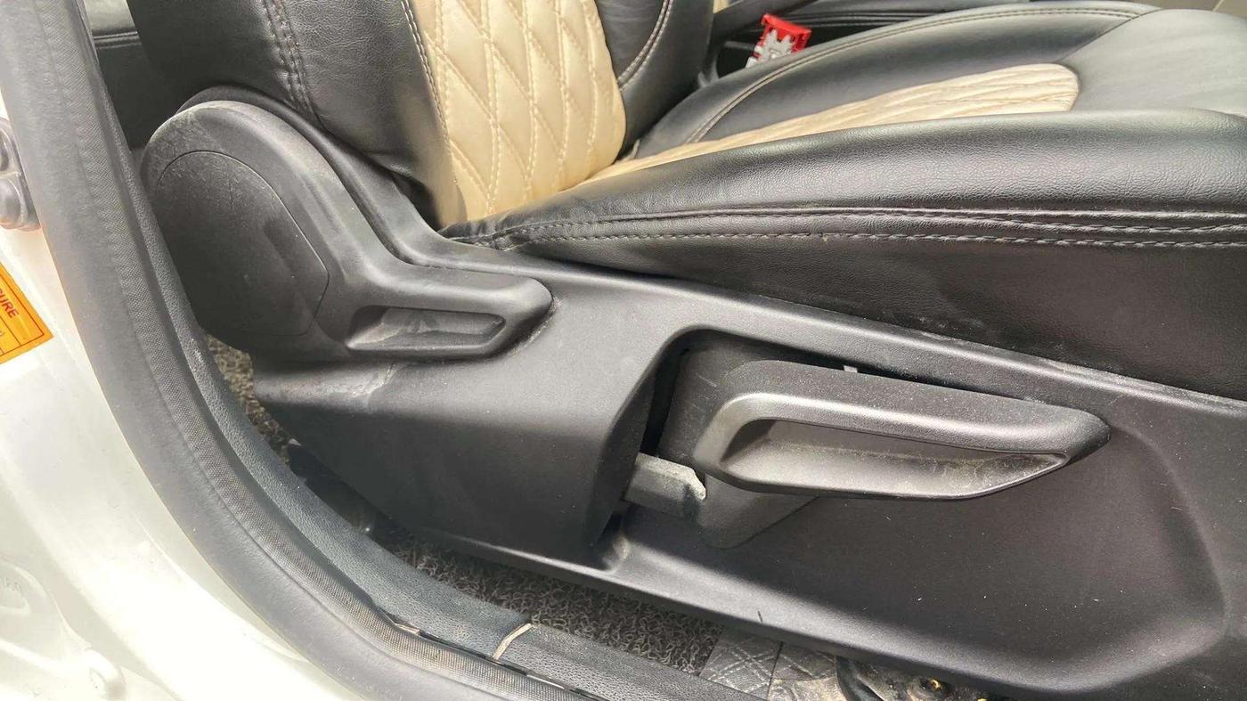 2022 Tata TIGOR XZ PLUS PETROL, Petrol, Manual, 66,238 km, Driver Side Adjustment Panel