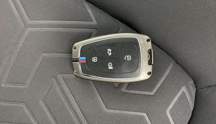 2022 Tata NEXON XZ PLUS (HS) PETROL DUAL TONE, Petrol, Manual, 31,367 km, Key Close Up