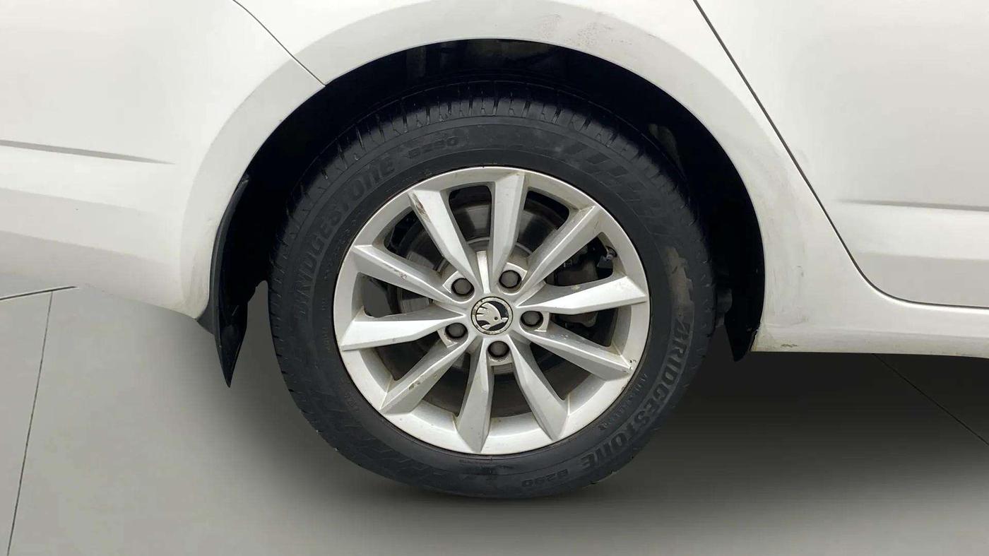 2015 Skoda Octavia STYLE PLUS AT 1.8 TSI, Petrol, Automatic, 71,177 km, Right Rear Wheel