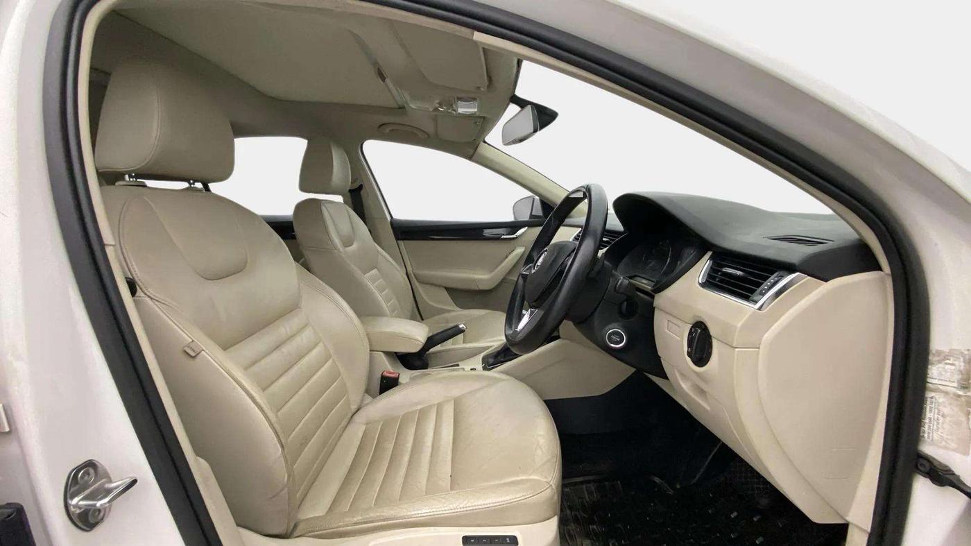 2015 Skoda Octavia STYLE PLUS AT 1.8 TSI, Petrol, Automatic, 71,177 km, Right Side Front Door Cabin