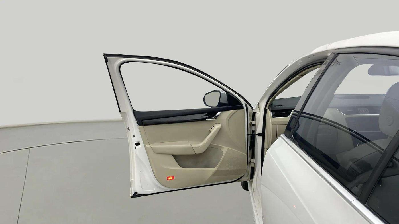 2015 Skoda Octavia STYLE PLUS AT 1.8 TSI, Petrol, Automatic, 71,177 km, LHS Front Door