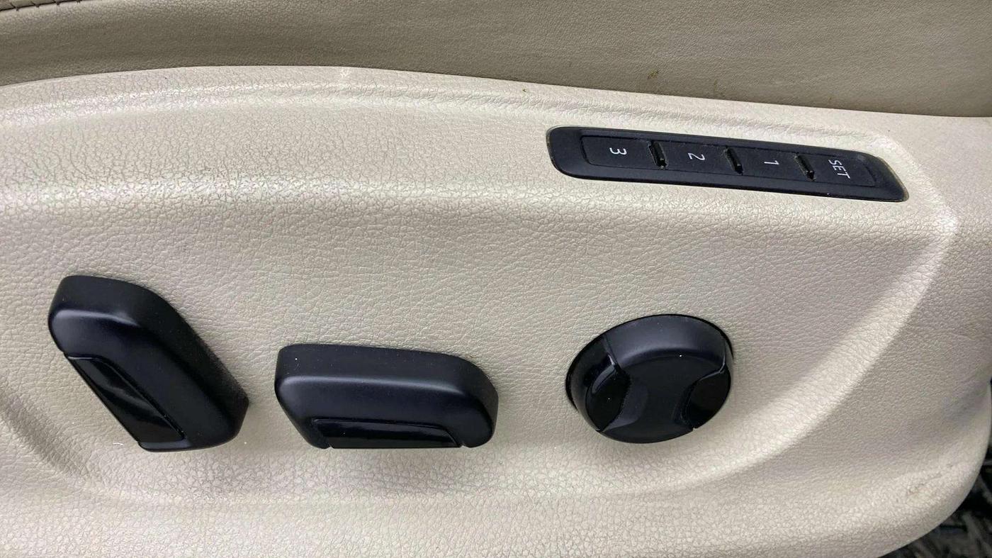 2015 Skoda Octavia STYLE PLUS AT 1.8 TSI, Petrol, Automatic, 71,177 km, Driver Side Adjustment Panel