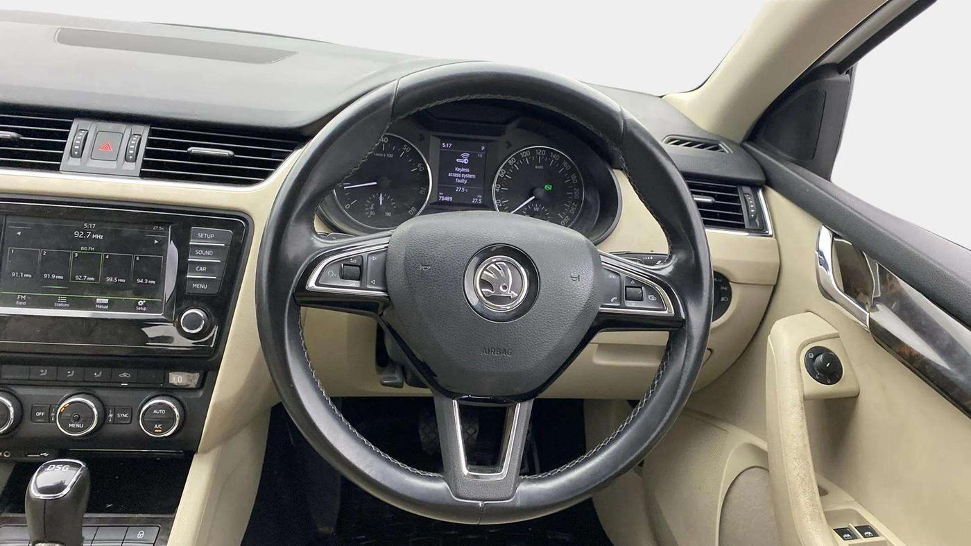 2015 Skoda Octavia STYLE PLUS AT 1.8 TSI, Petrol, Automatic, 71,177 km, Steering Wheel Close Up