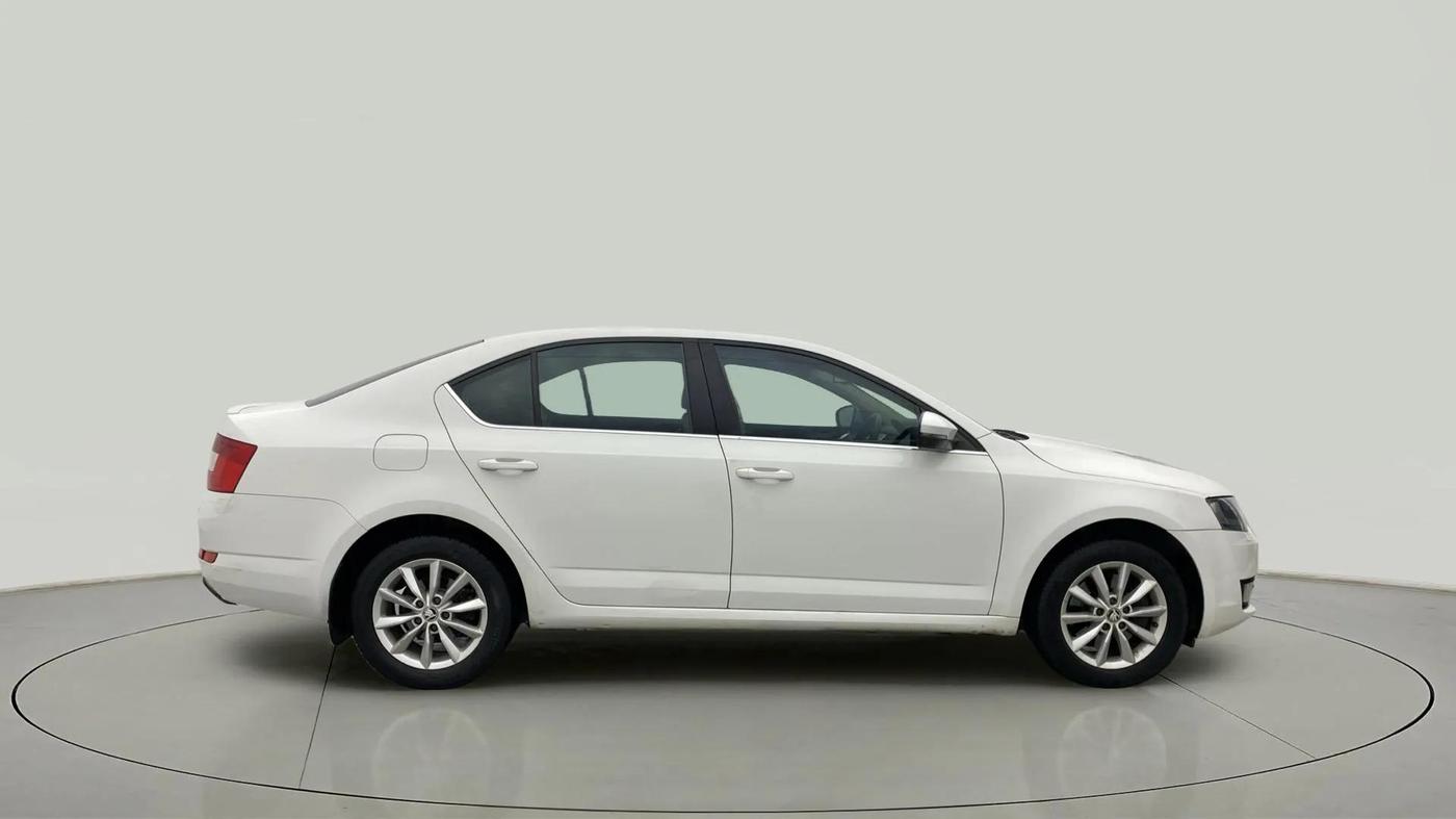 2015 Skoda Octavia STYLE PLUS AT 1.8 TSI, Petrol, Automatic, 71,177 km, Right Side View