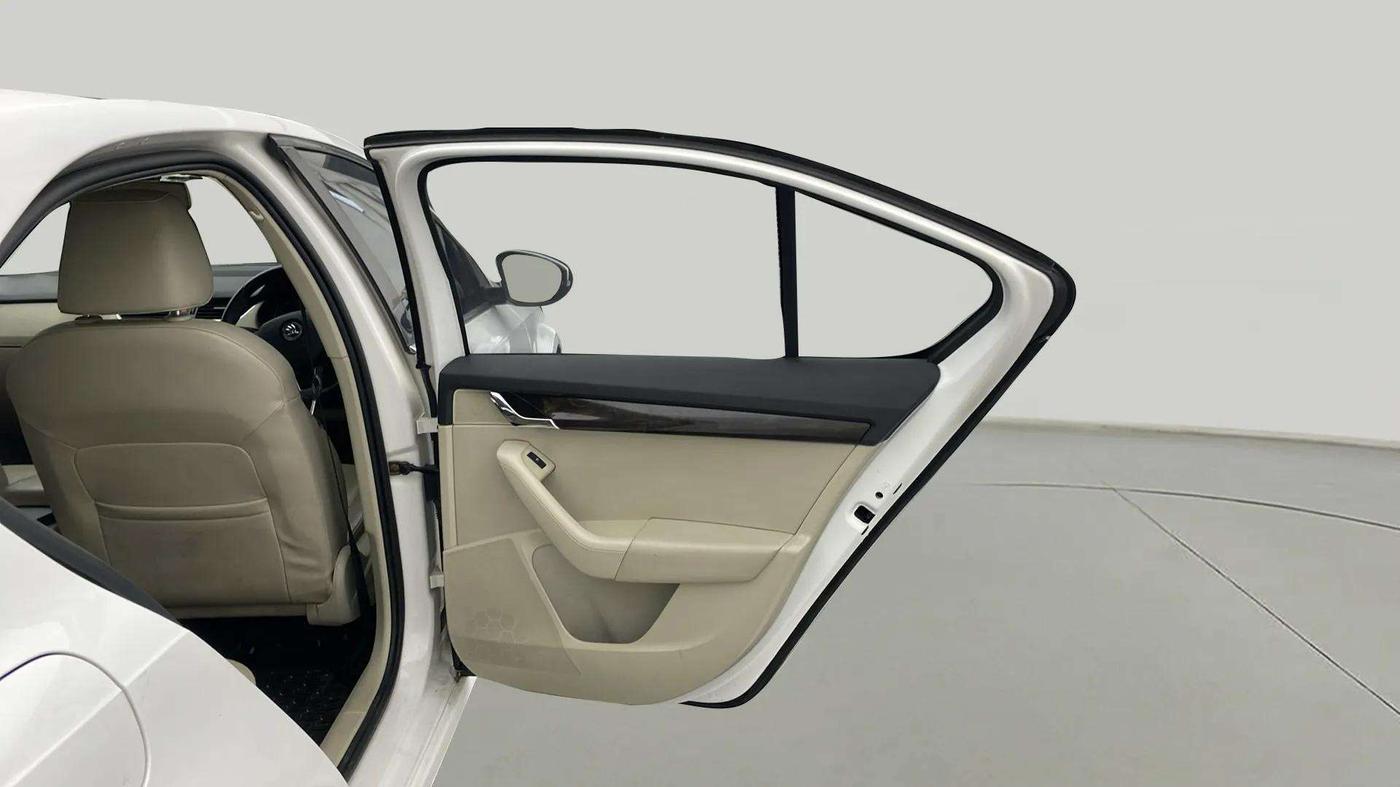 2015 Skoda Octavia STYLE PLUS AT 1.8 TSI, Petrol, Automatic, 71,177 km, RHS Rear Door