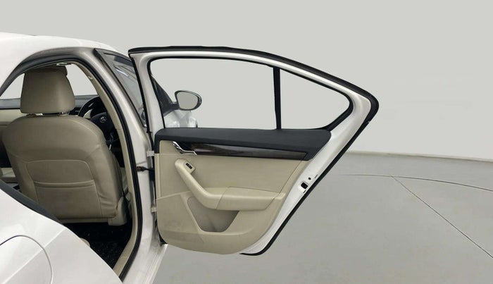 2015 Skoda Octavia STYLE PLUS AT 1.8 TSI, Petrol, Automatic, 70,481 km, RHS Rear Door