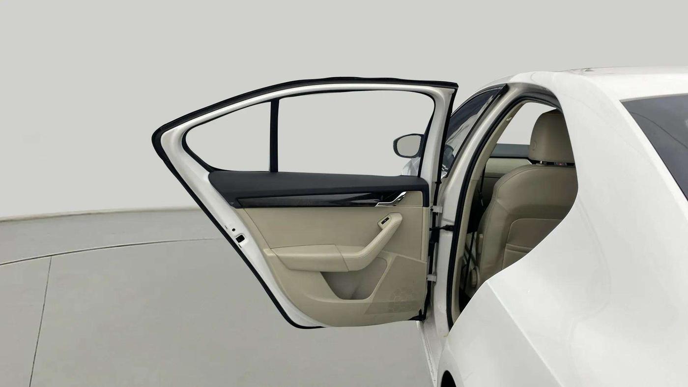 2015 Skoda Octavia STYLE PLUS AT 1.8 TSI, Petrol, Automatic, 71,177 km, LHS Rear Door