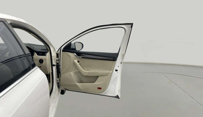 2015 Skoda Octavia STYLE PLUS AT 1.8 TSI, Petrol, Automatic, 70,481 km, RHS Front Door