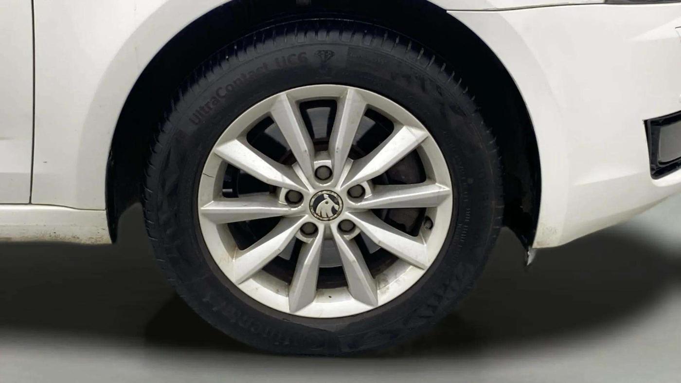 2015 Skoda Octavia STYLE PLUS AT 1.8 TSI, Petrol, Automatic, 71,177 km, Right Front Wheel