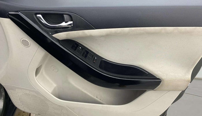 2021 Tata NEXON XZ PETROL, Petrol, Manual, 31,906 km, Driver Side Door Panels Control