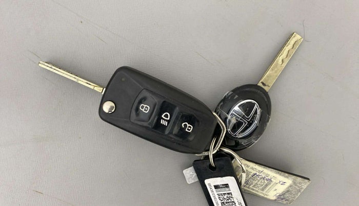 2021 Tata NEXON XZ PETROL, Petrol, Manual, 31,906 km, Key Close Up