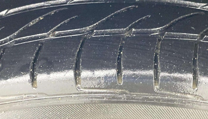 2014 Ford Ecosport TITANIUM 1.5L PETROL AT, Petrol, Automatic, 1,01,533 km, Right Rear Tyre Tread