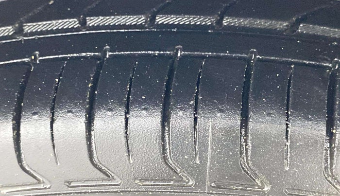 2014 Ford Ecosport TITANIUM 1.5L PETROL AT, Petrol, Automatic, 1,01,533 km, Right Front Tyre Tread