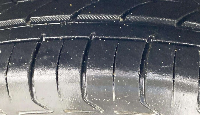 2014 Ford Ecosport TITANIUM 1.5L PETROL AT, Petrol, Automatic, 1,01,533 km, Left Front Tyre Tread