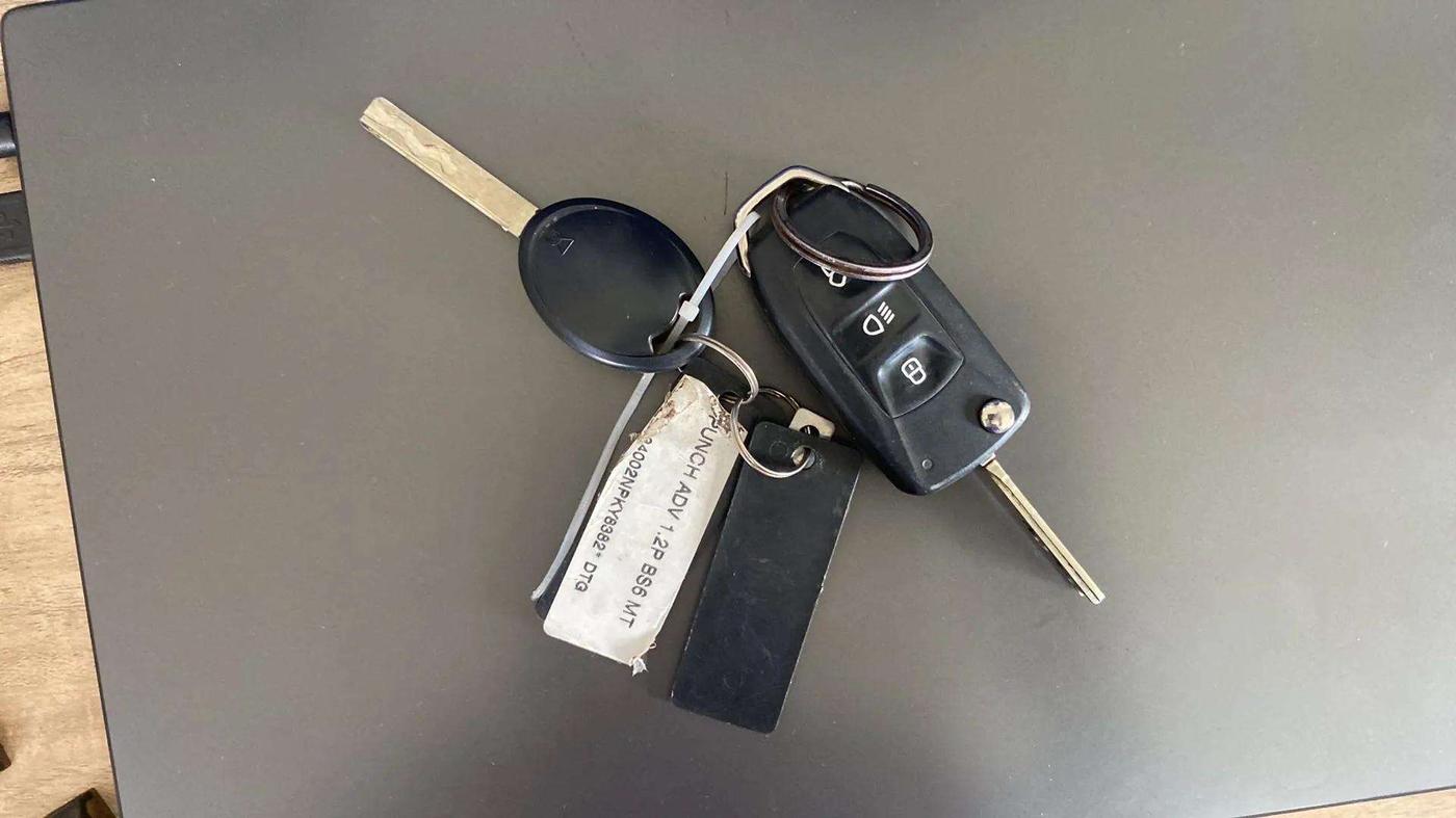 2022 Tata PUNCH ADVENTURE MT, Petrol, Manual, 32,838 km, Key Close Up