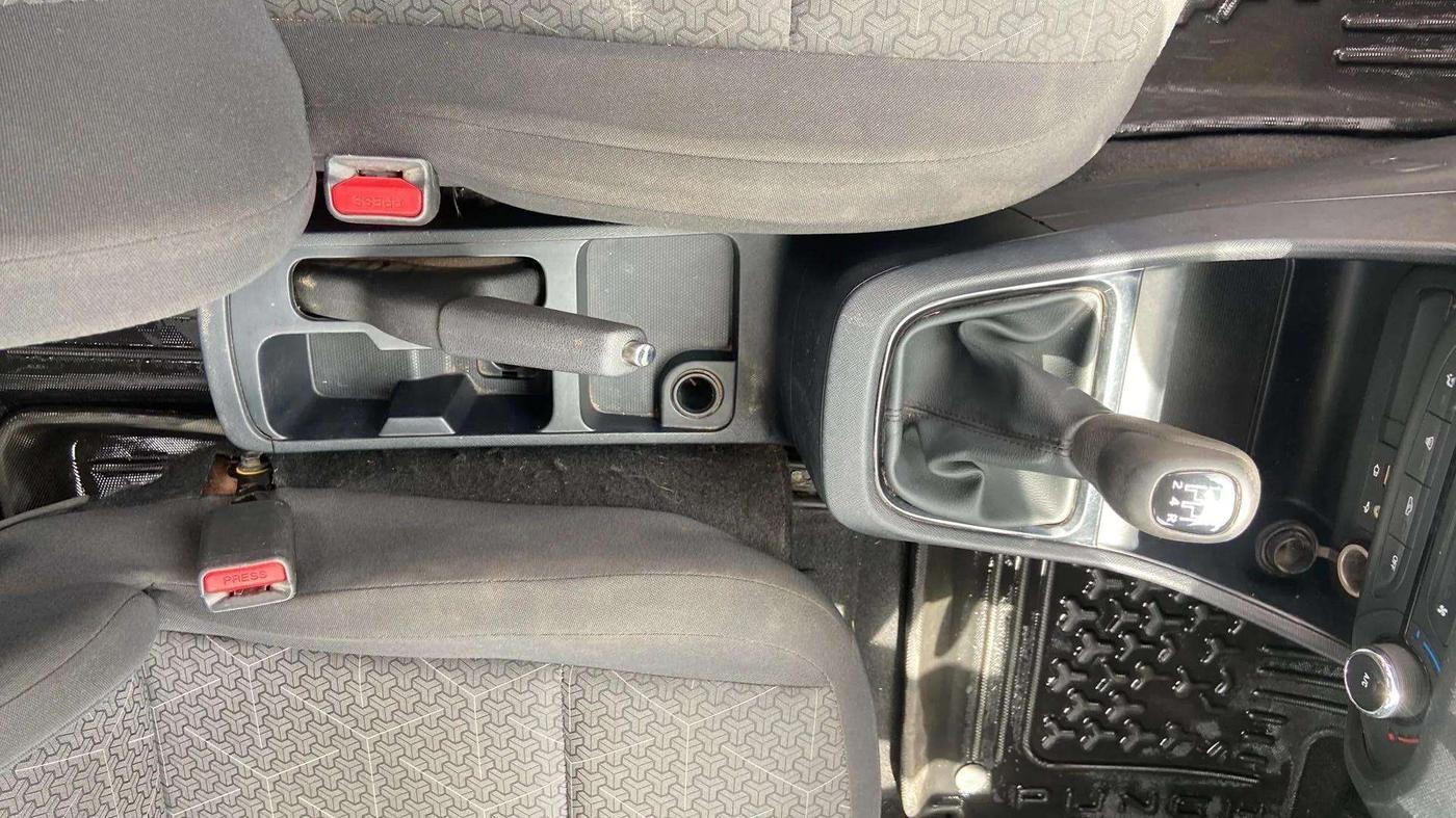2022 Tata PUNCH ADVENTURE MT, Petrol, Manual, 32,838 km, Gear Lever