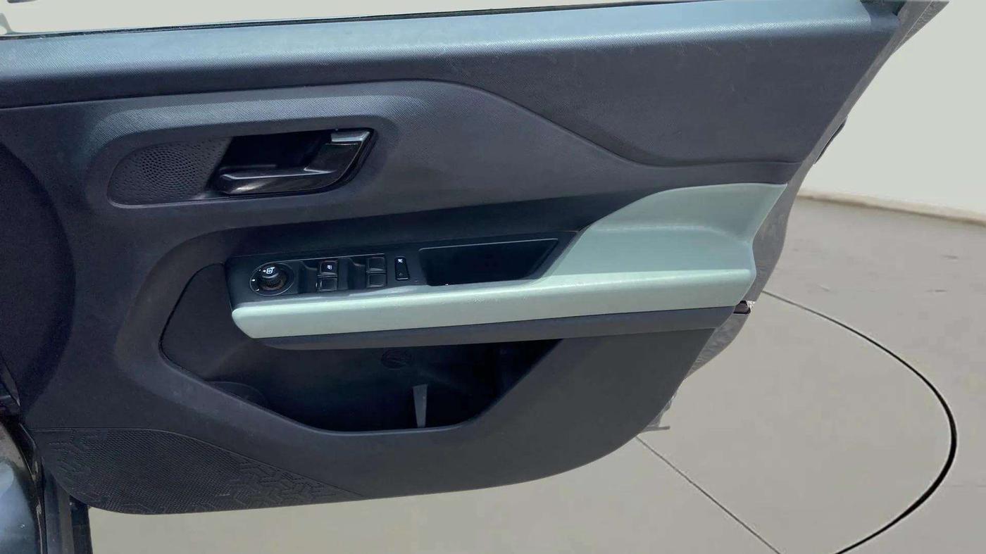 2022 Tata PUNCH ADVENTURE MT, Petrol, Manual, 32,838 km, Driver Side Door Panels Control