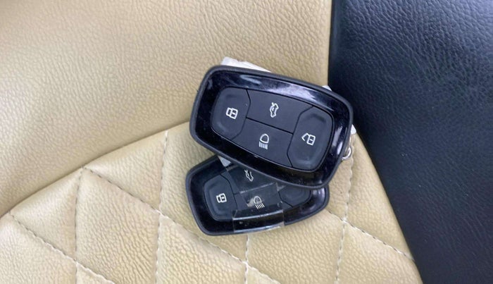 2022 Tata Safari XT, Diesel, Manual, 21,511 km, Key Close Up