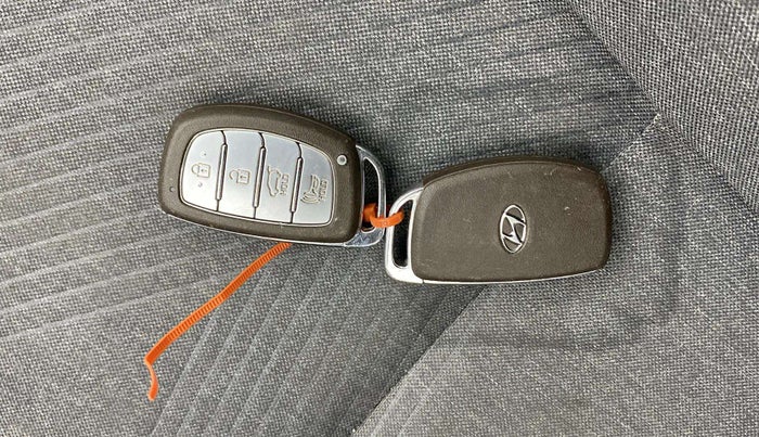 2019 Hyundai VENUE SX PLUS 1.0 TURBO DCT DUAL TONE, Petrol, Automatic, 1,00,800 km, Key Close Up