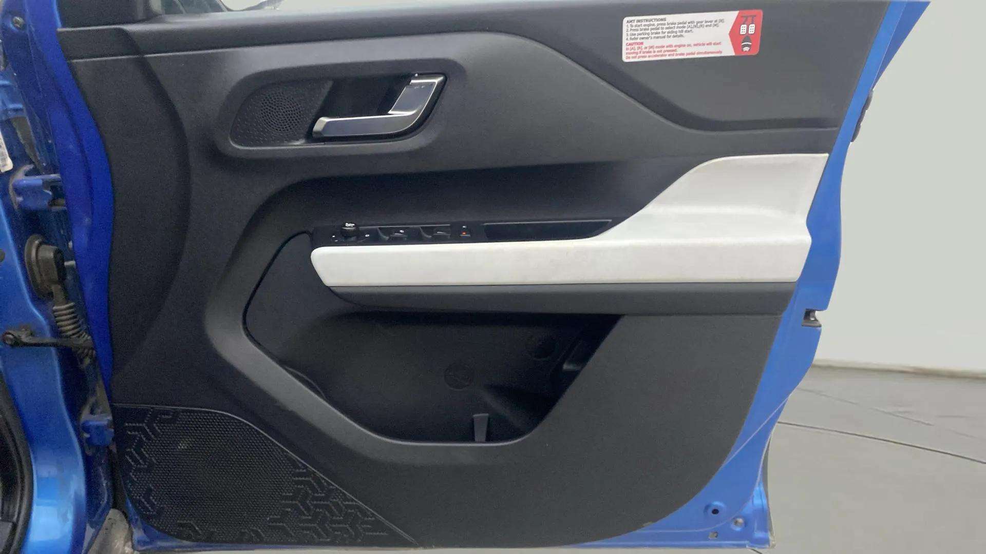 Driver-side-door-panel-control-39
