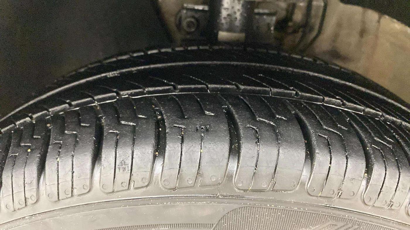 2017 Volkswagen Ameo HIGHLINE1.2L, Petrol, Manual, 90,328 km, Left Front Tyre Tread