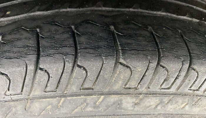 2014 Maruti Swift VXI, Petrol, Manual, 67,077 km, Right Rear Tyre Tread