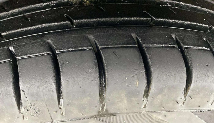 2014 Maruti Swift VXI, Petrol, Manual, 67,077 km, Left Front Tyre Tread