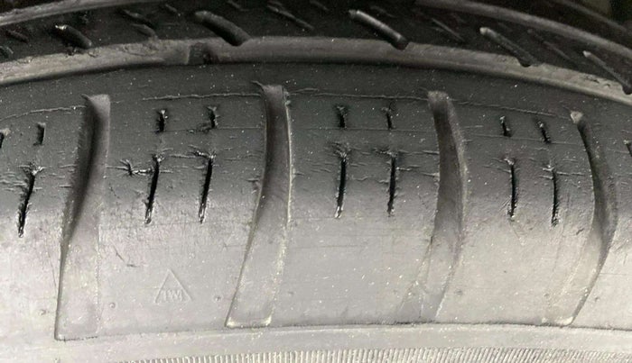 2014 Maruti Swift VXI, Petrol, Manual, 67,077 km, Right Front Tyre Tread