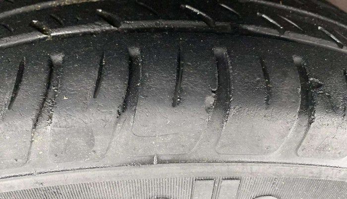 2014 Maruti Swift VXI, Petrol, Manual, 67,077 km, Left Rear Tyre Tread