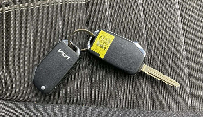 2024 KIA SONET HTK (O) 1.2 Petrol MT, Petrol, Manual, 7,905 km, Key Close Up