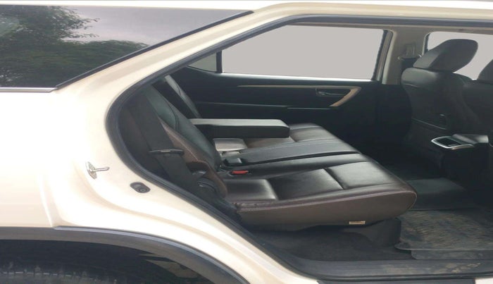2018 Toyota Fortuner 2.8 4X2 MT, Diesel, Manual, 81,350 km, Right Side Rear Door Cabin