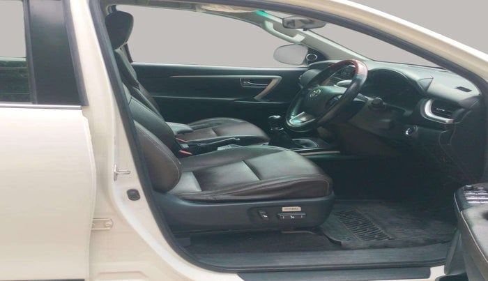 2018 Toyota Fortuner 2.8 4X2 MT, Diesel, Manual, 81,350 km, Right Side Front Door Cabin