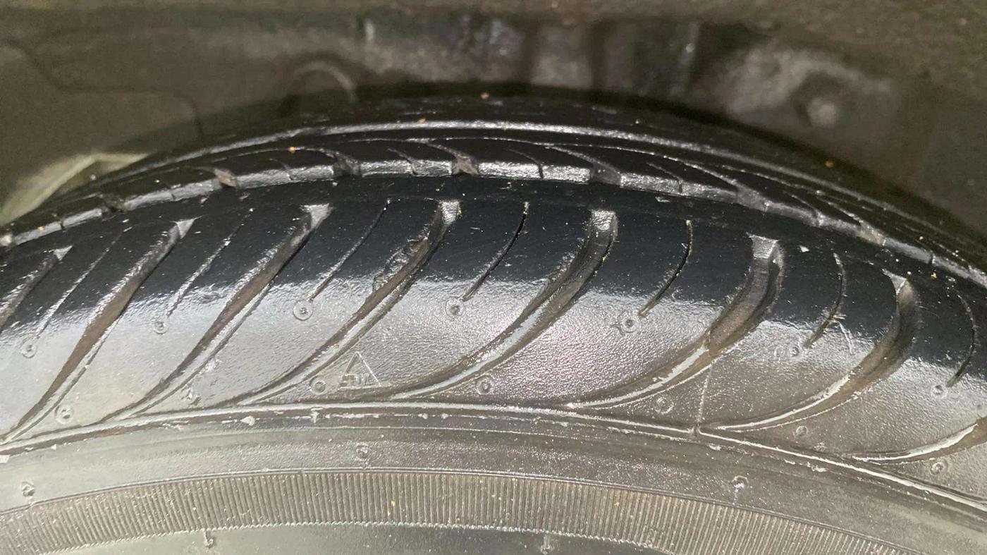 2014 Hyundai Eon SPORTZ, Petrol, Manual, 10,355 km, Right Rear Tyre Tread