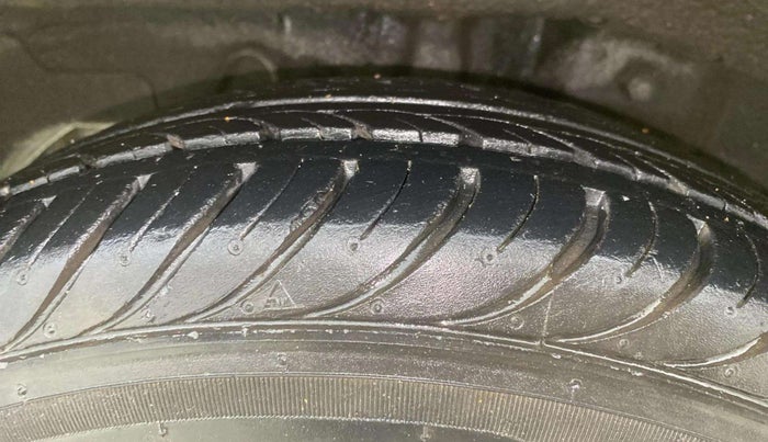 2014 Hyundai Eon SPORTZ, Petrol, Manual, 10,355 km, Right Rear Tyre Tread
