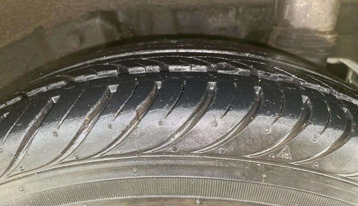 2014 Hyundai Eon SPORTZ, Petrol, Manual, 10,355 km, Left Rear Tyre Tread