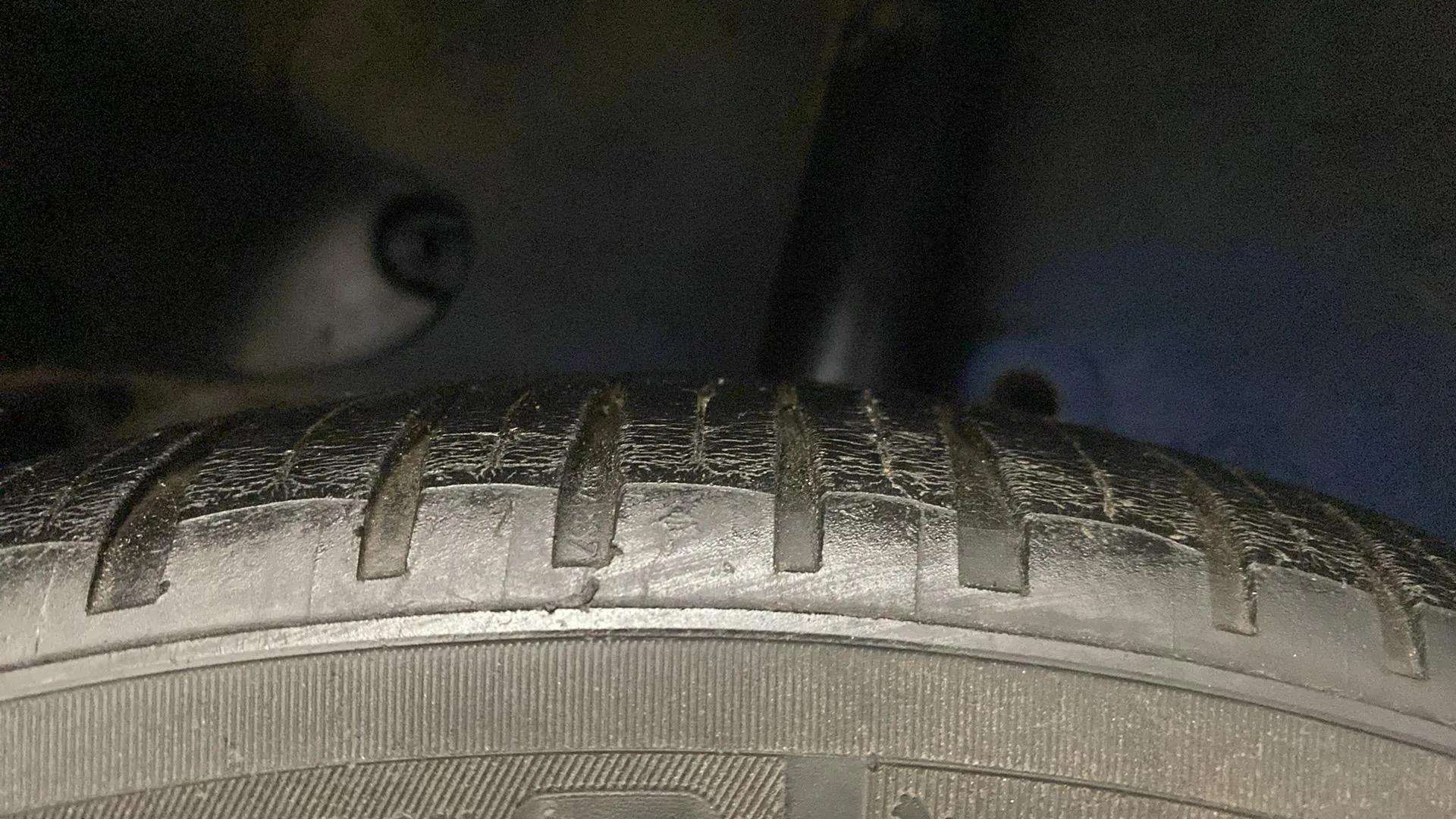 LHS-Rear-Tyre-Tread-21