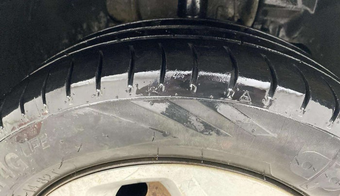 2018 Tata Tiago XT PETROL, Petrol, Manual, 1,02,427 km, Right Front Tyre Tread