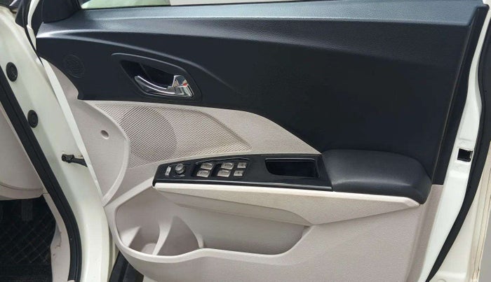 2019 Mahindra XUV300 W8 (O) 1.5 DIESEL, Diesel, Manual, 1,13,168 km, Driver Side Door Panels Control