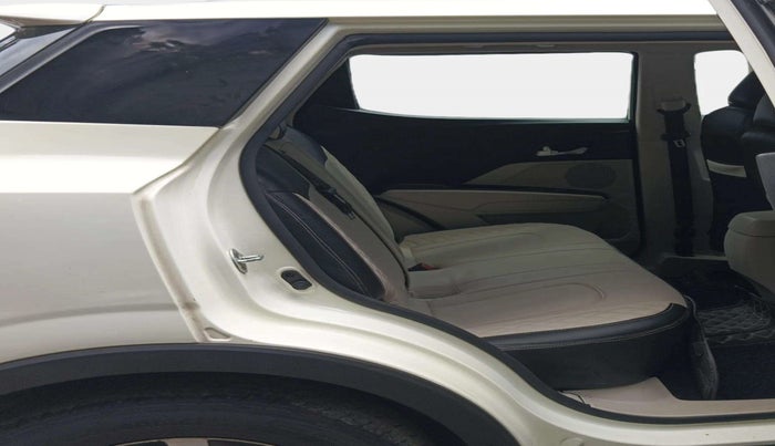 2019 Mahindra XUV300 W8 (O) 1.5 DIESEL, Diesel, Manual, 1,13,168 km, Right Side Rear Door Cabin