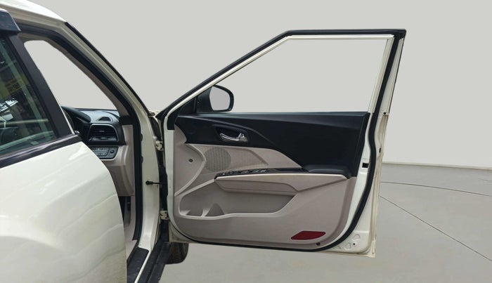 2019 Mahindra XUV300 W8 (O) 1.5 DIESEL, Diesel, Manual, 1,13,168 km, RHS Front Door
