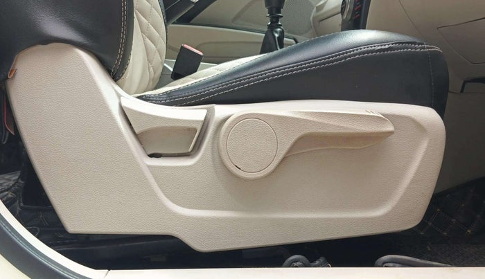 2019 Mahindra XUV300 W8 (O) 1.5 DIESEL, Diesel, Manual, 1,13,168 km, Driver Side Adjustment Panel