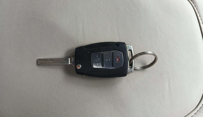 2019 Mahindra XUV300 W8 (O) 1.5 DIESEL, Diesel, Manual, 1,13,168 km, Key Close Up