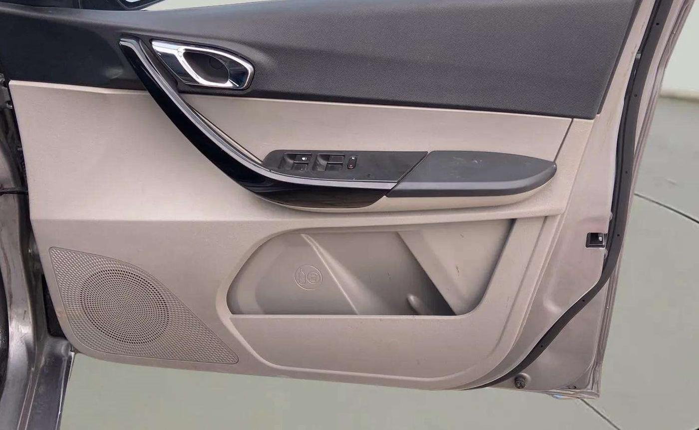 2018 Tata Tiago XZ PLUS PETROL, Petrol, Manual, 57,217 km, Driver Side Door Panels Control